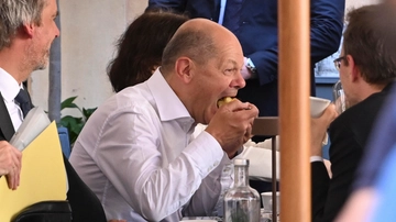 Scholz a Roma, pausa cappuccino in piazza dopo l’incontro con Meloni. Via la cravatta e scatta la merenda all’italiana