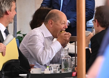 Scholz a Roma, pausa cappuccino in piazza dopo l’incontro con Meloni. Via la cravatta e scatta la merenda all’italiana