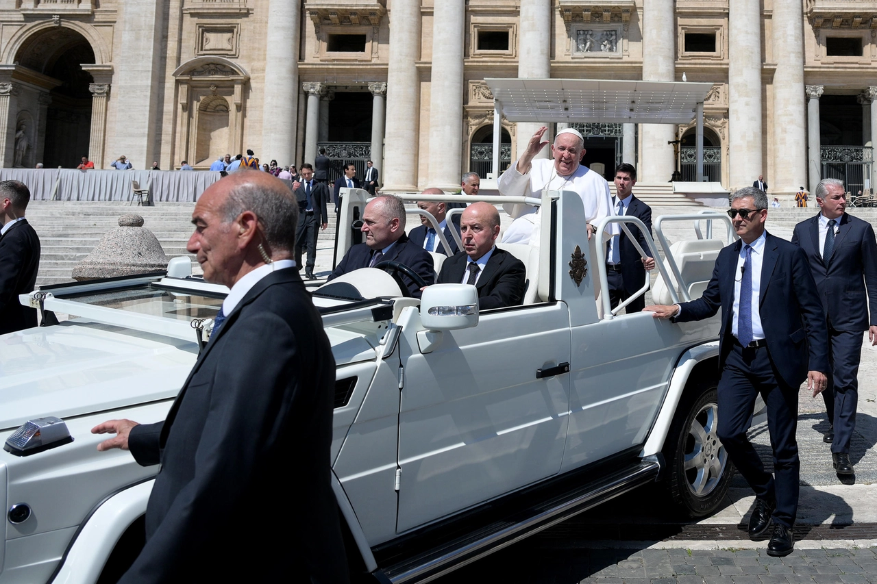 Il Papa in piazza per l'udienza generale (Ansa)