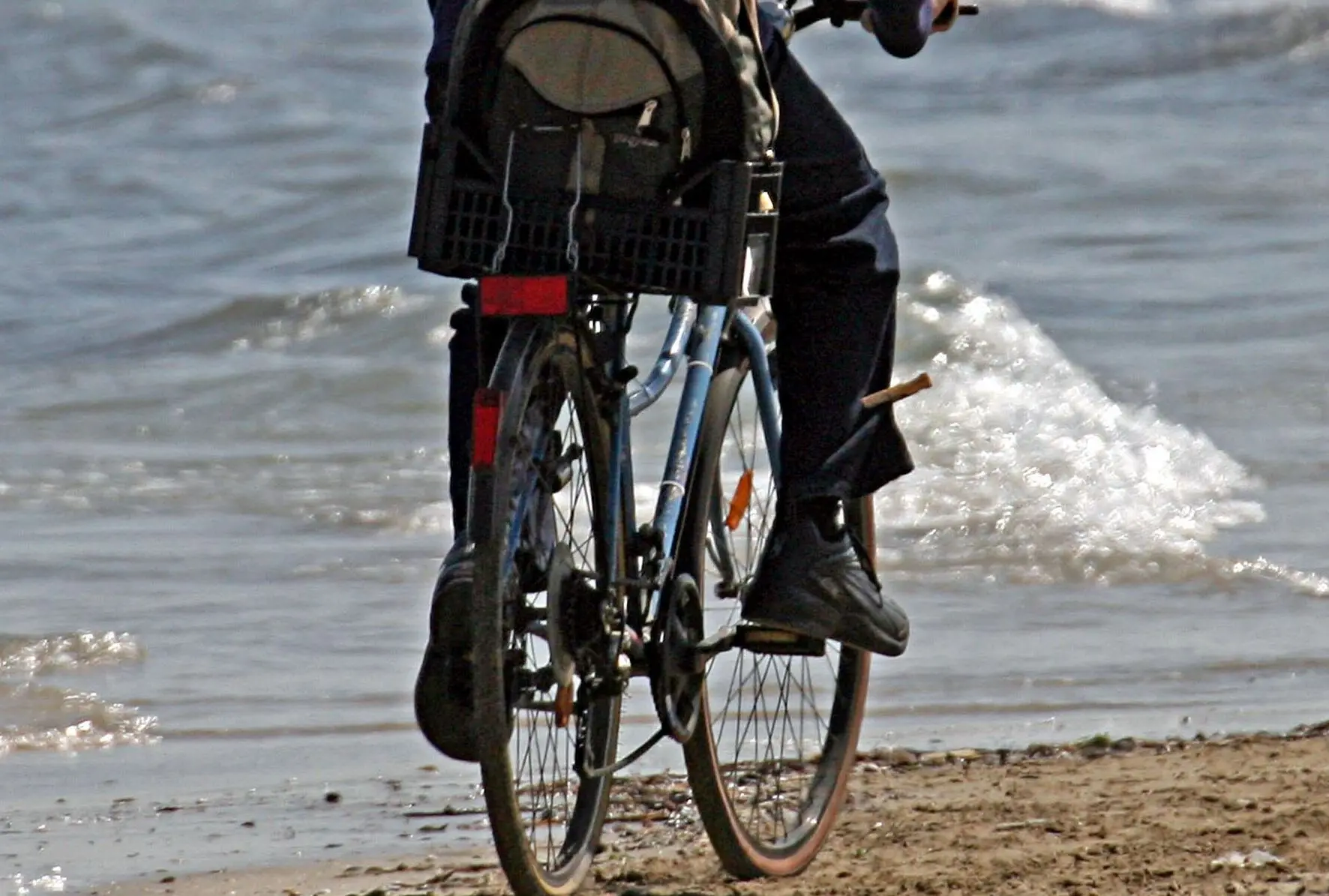 Cagliari, dopo multe da 10mila euro i vigili urbani gli regalano una bicicletta