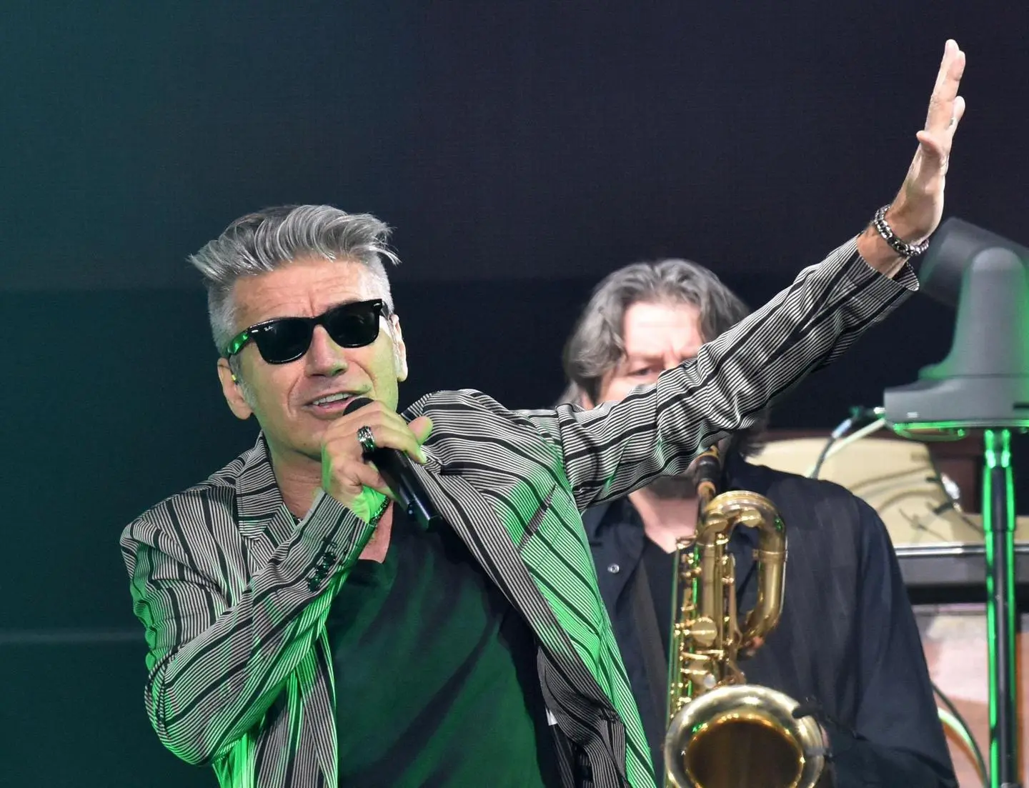 Ligabue sospende il tour. "Devo operarmi alle corde vocali"