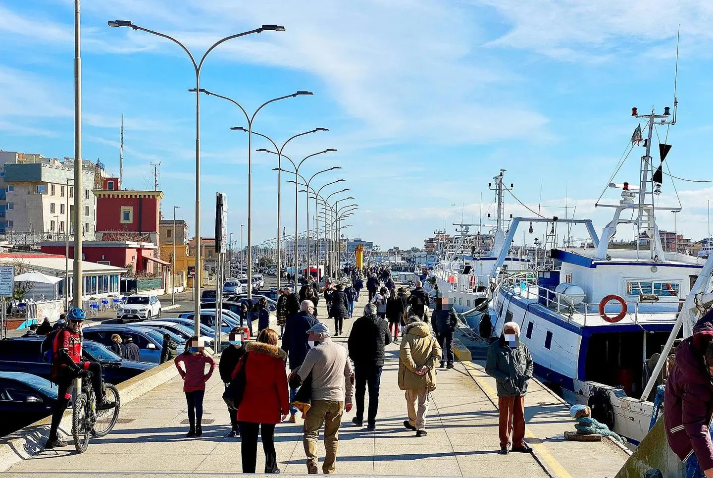 Spiagge affollate sul litorale, i romani tornano all'aria aperta. Ristoranti pieni