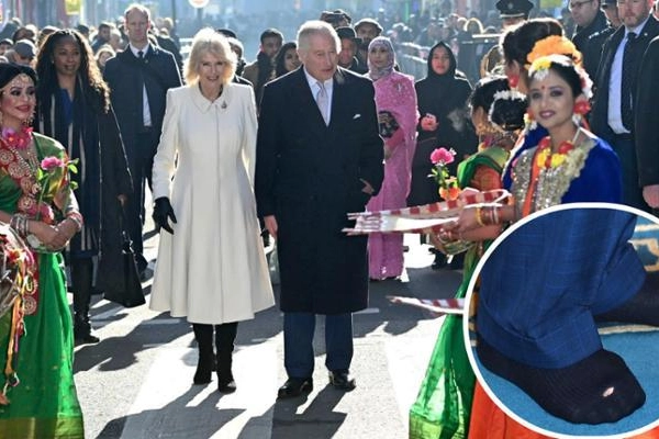 Re Carlo in moschea con il calzino bucato