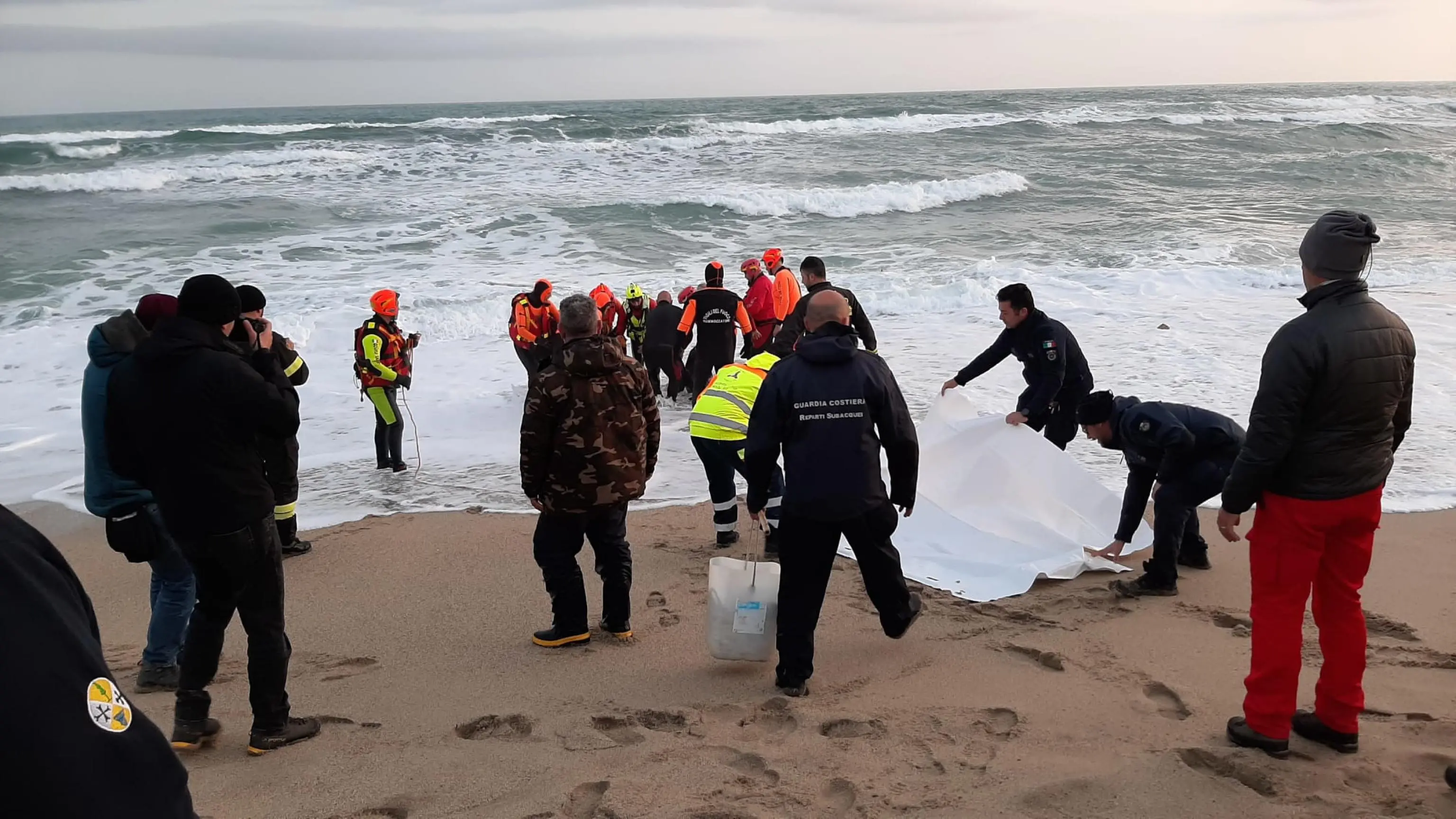 Migranti, Piantedosi: "La disperazione non giustifica i rischi". L'opposizione: disumano