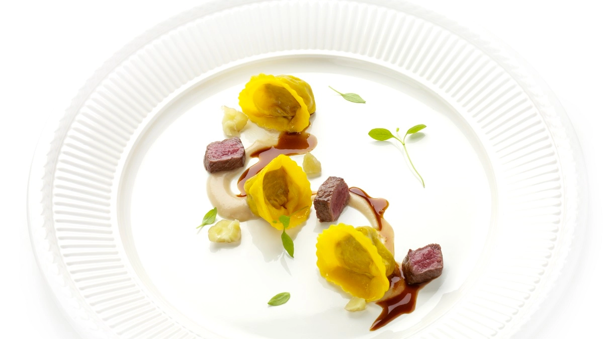 Ravioli di cervo con crema di castagne con salsa al cioccolato fondente