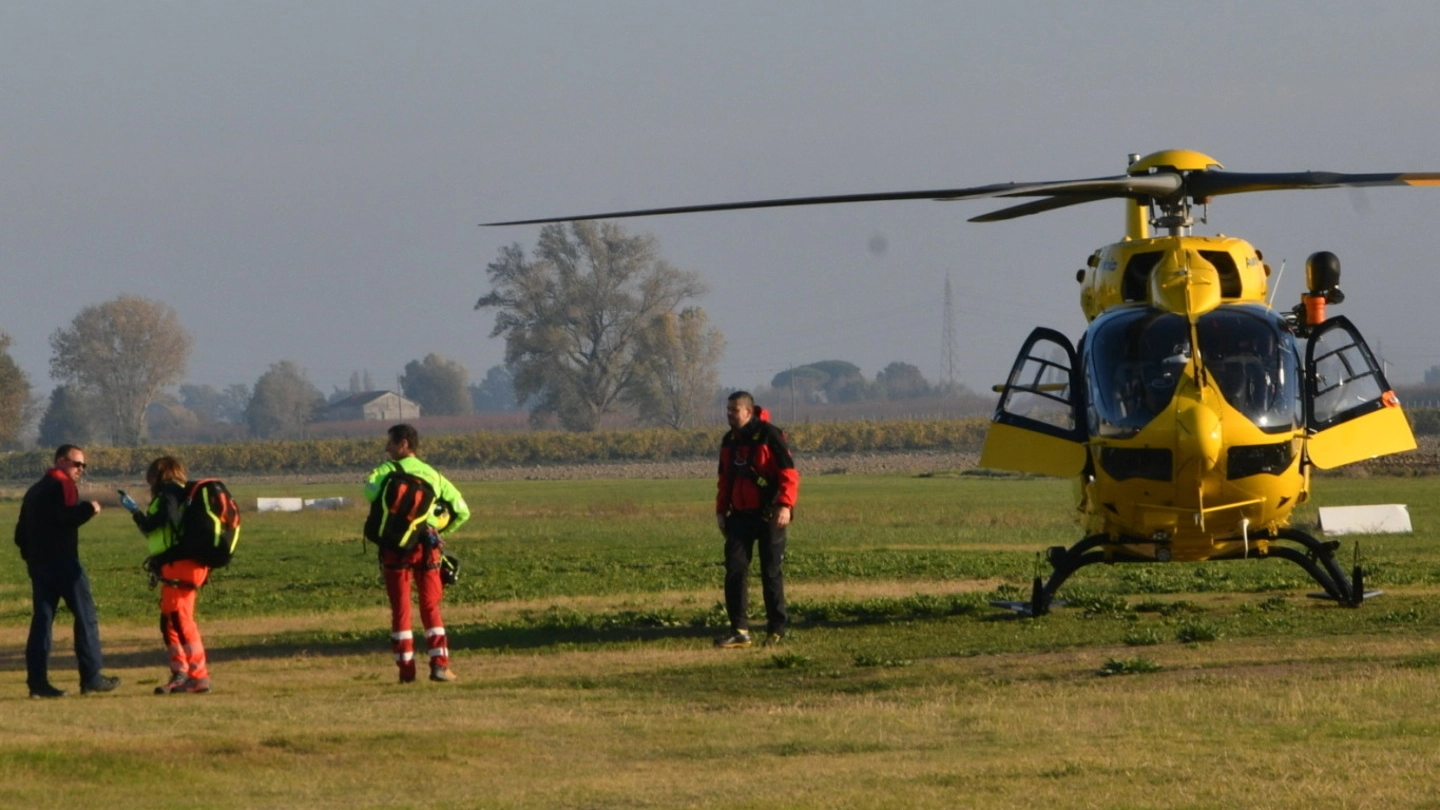 L’elicottero del 118 intervenuto all’aviosuperficie di Villafranca; poi i feriti sono stati trasportati in ambulanza in ospedale: non sono in pericolo di vita (Salieri)