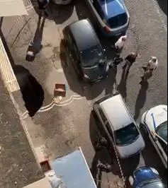 Voragine a Posillipo, crolla la strada per infiltrazioni d'acqua: tre feriti