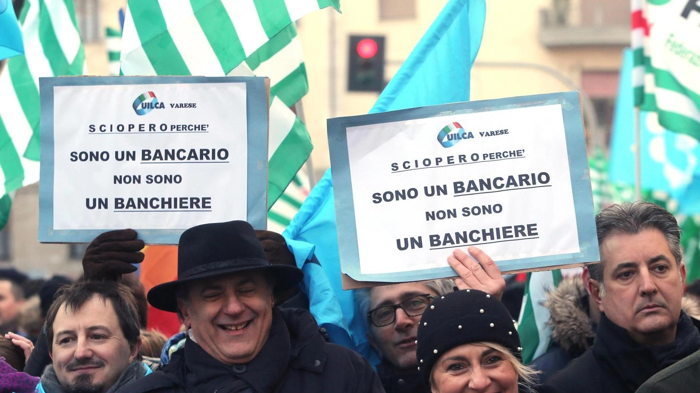 Bancari in sciopero: il corteo a Milano (Ansa)