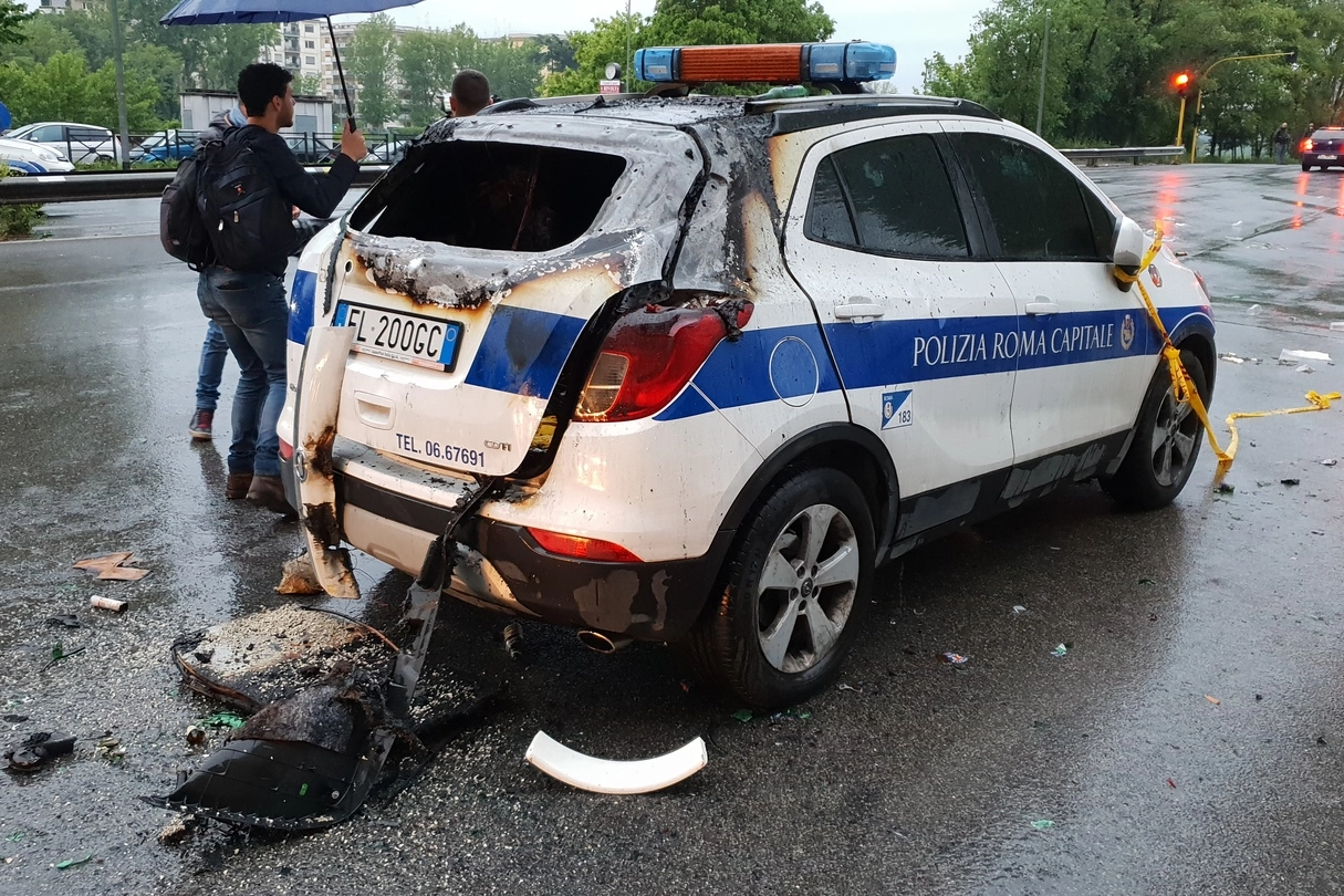 L'auto della Polizia locale incendiata (Dire)