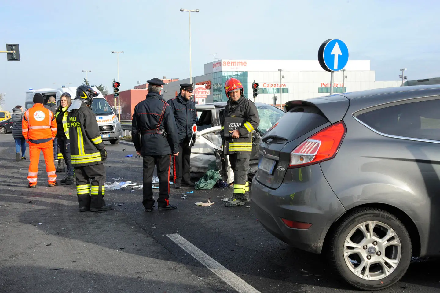 Codice della strada, i nuovi divieti in auto. Dagli smartphone alle sigarette