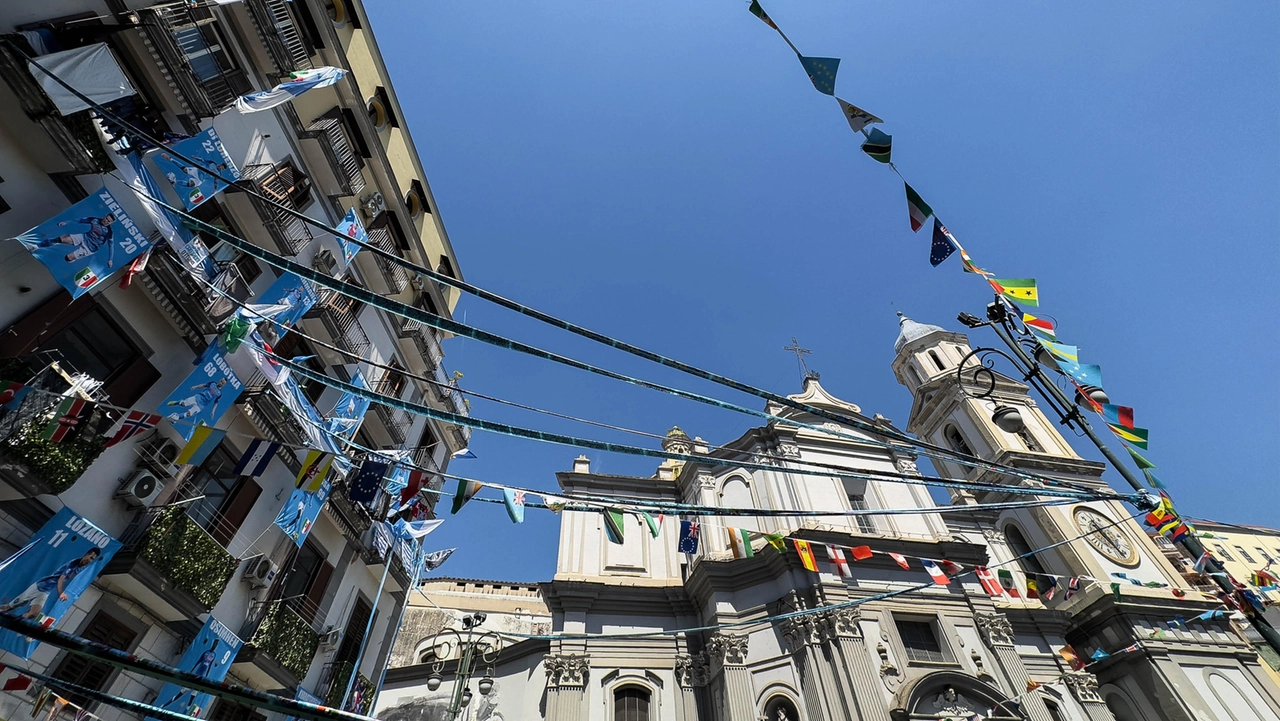 Festa scudetto: addobbi nel quartiere Sanità 