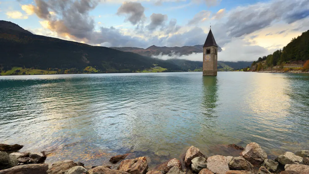 Il lago di Resia, vicino a Curon, in lizza come location cinematografica dell'anno