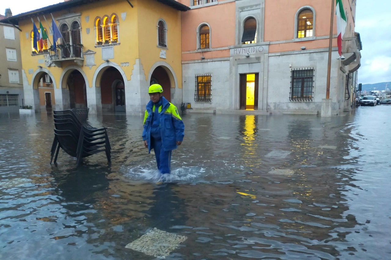 Alta marea, Muggia (Trieste) sommersa da 15 cm di acqua (Ansa)