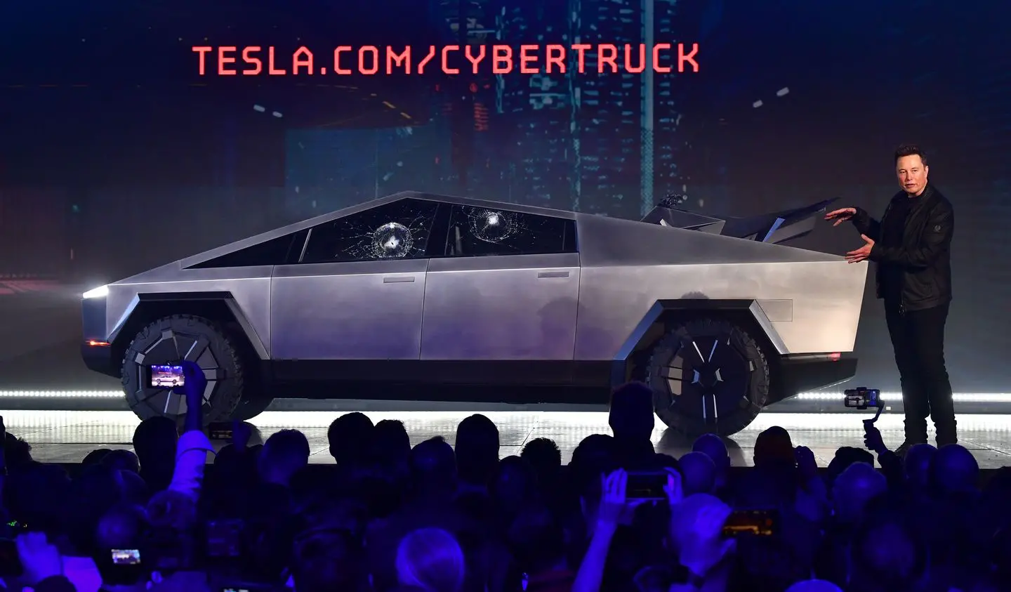 Tesla CyberTruck, disastro in diretta mondiale. In frantumi il finestrino antiproiettile