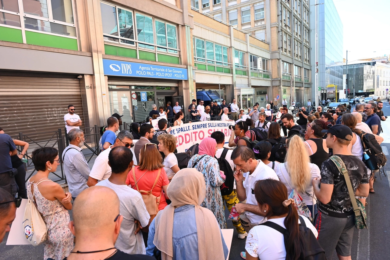 Rdc:a Roma protesta davanti all'Inps,'stop guerra ai poveri'