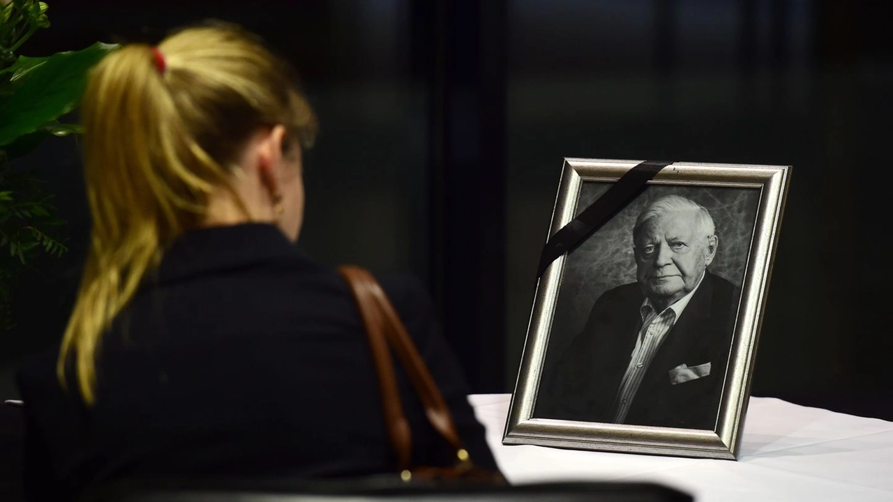 E' morto Helmut Schmidt: il cordoglio alla sede dell'Spd (afp)