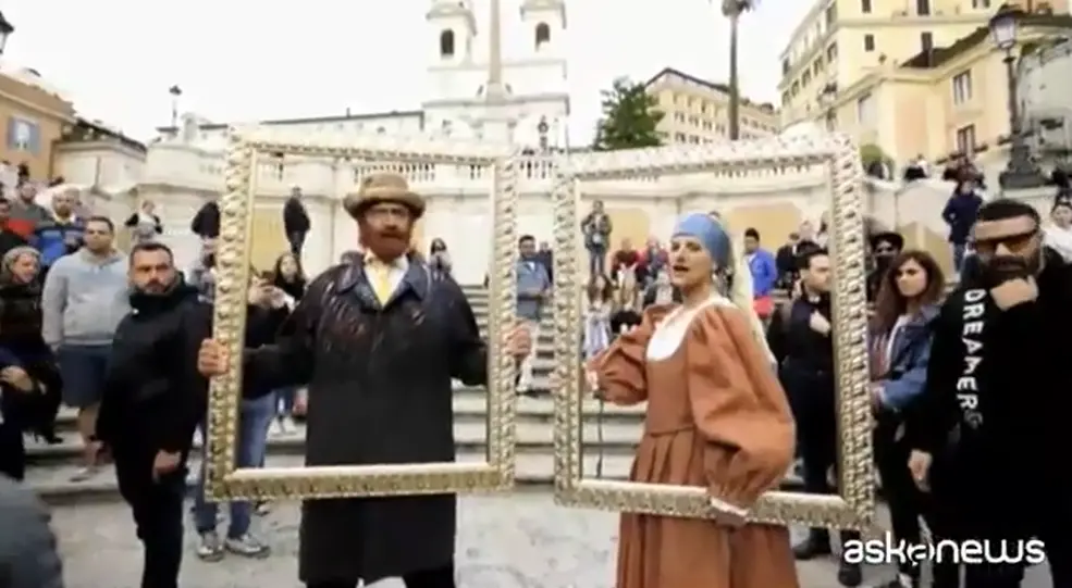 Pausini e Antonacci a Piazza di Spagna, flash mob stile Van Gogh e Vermeer