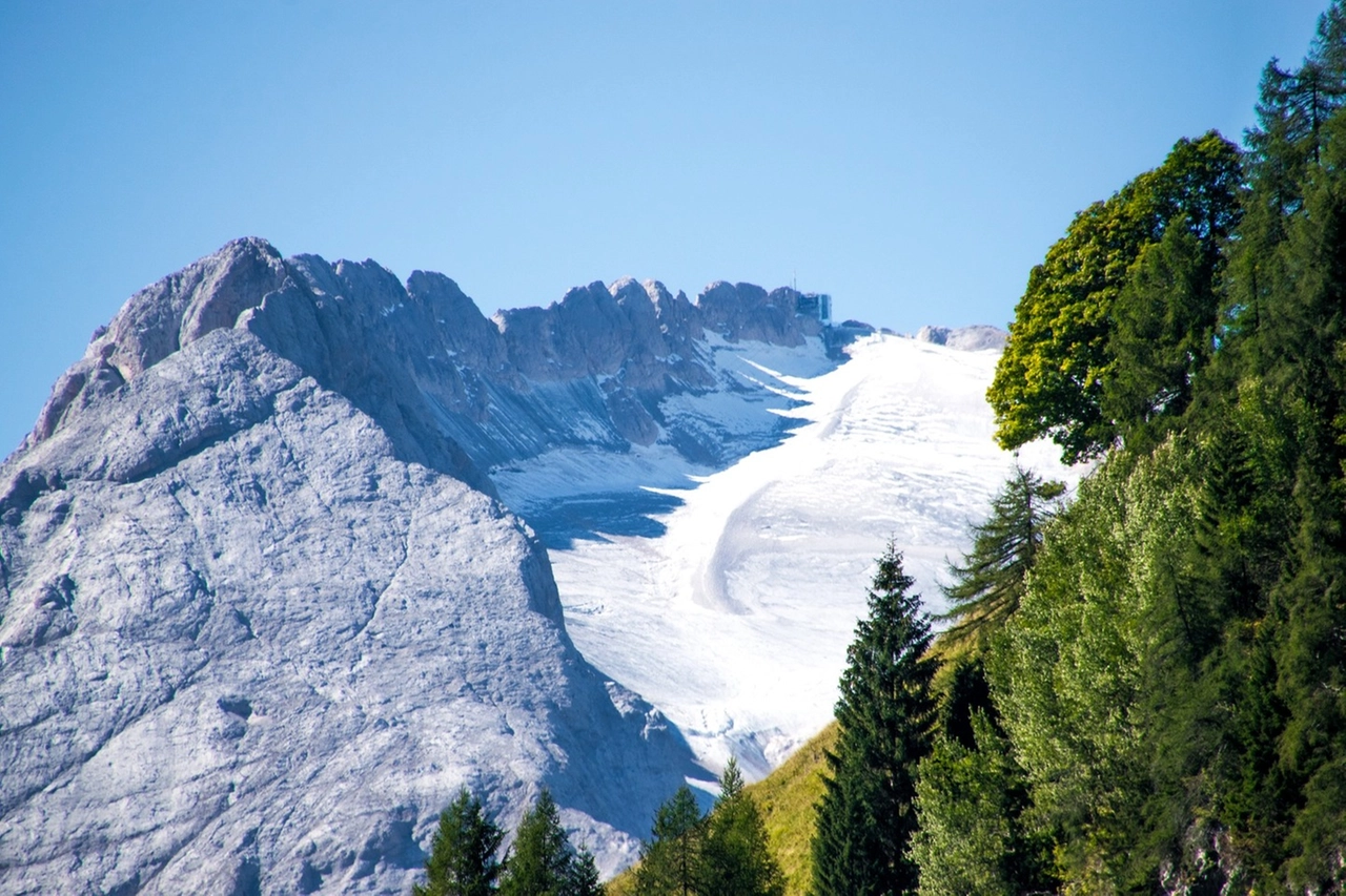 Il ghiacciaio della Marmolada sta morendo (Dire)