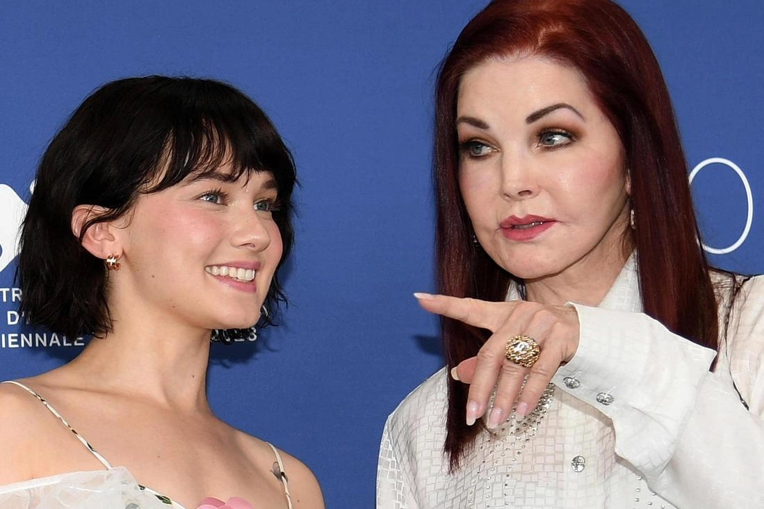 Priscilla Presley, 78 anni, con Cailee Spaeny, 25, che la interpreta in 'Priscilla'