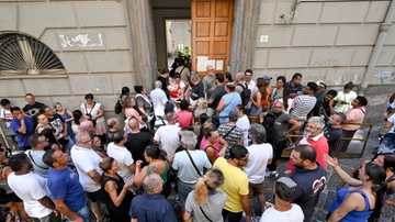 Napoli, fila per avere la carta acquisti: un centinaio di persone davanti al Comune (dopo le proteste per il reddito di cittadinanza)