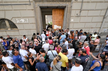 Napoli, fila per avere la carta acquisti: un centinaio di persone davanti al Comune (dopo le proteste per il reddito di cittadinanza)