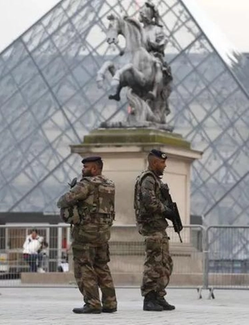 Psicosi attentati. Allarme bomba al Louvre e Versailles. L’Italia alza l’allerta