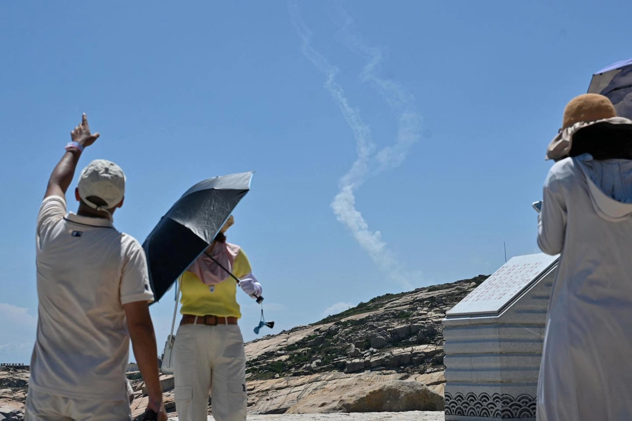 La scia di un missile cinese vista dall'isola di Pingtan nello stretto di Taiwan (Ansa)