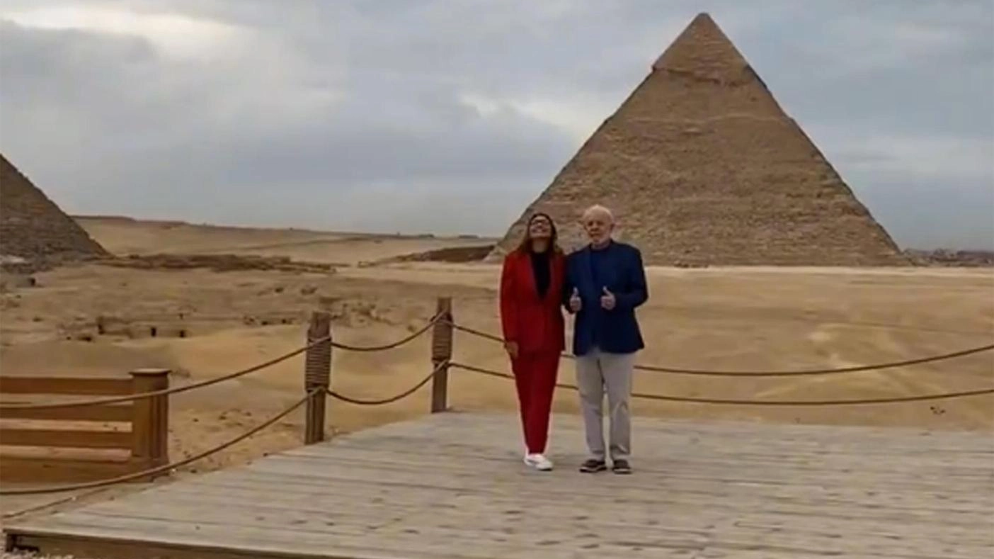 Lula in Egitto posa con la moglie davanti alle piramidi