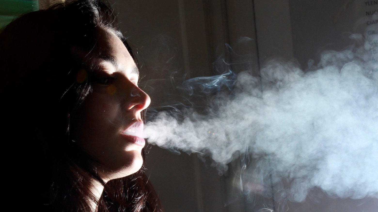 Fumo, donna fumatrice, cancro al polmone: foto generica (Germogli)
