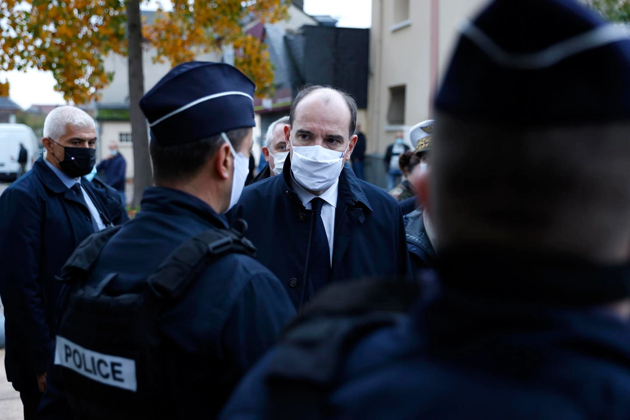 Il primo ministro Castex parla con la polizia (Ansa)