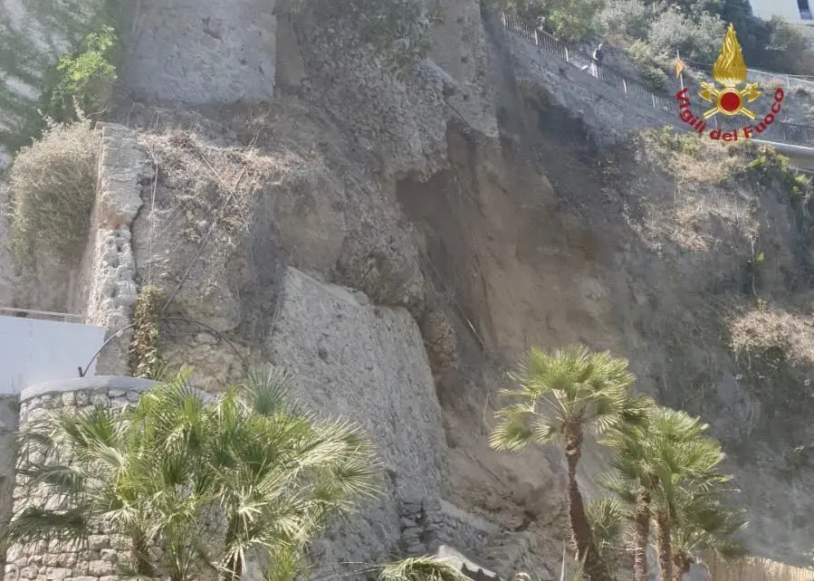 Frana Amalfi, terrazzamenti crollati in mare: statale a rischio stabilità