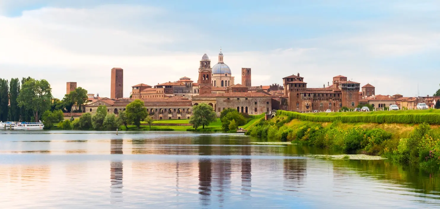 Mantova, la città dei tre laghi patria di Virgilio e terra dei Gonzaga