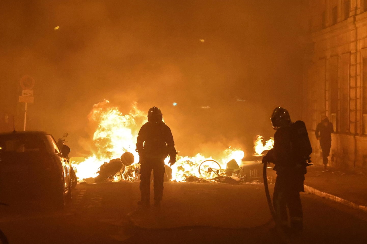 Incendi appiccati nelle strade di Parigi