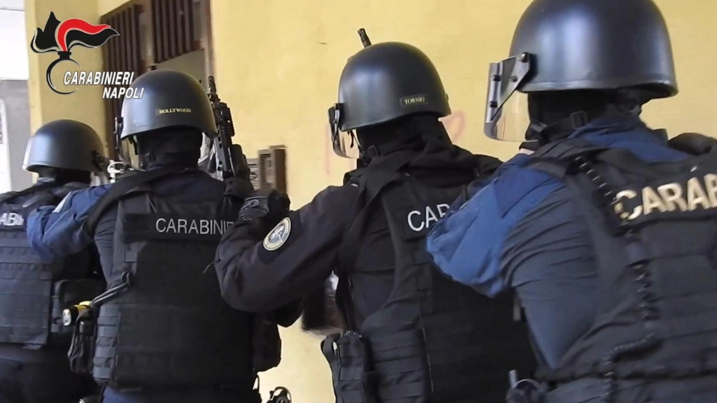 Carabinieri impegnato nel blitz di camorra nel Napoletano: 11 arresti e 2 misure cautelari