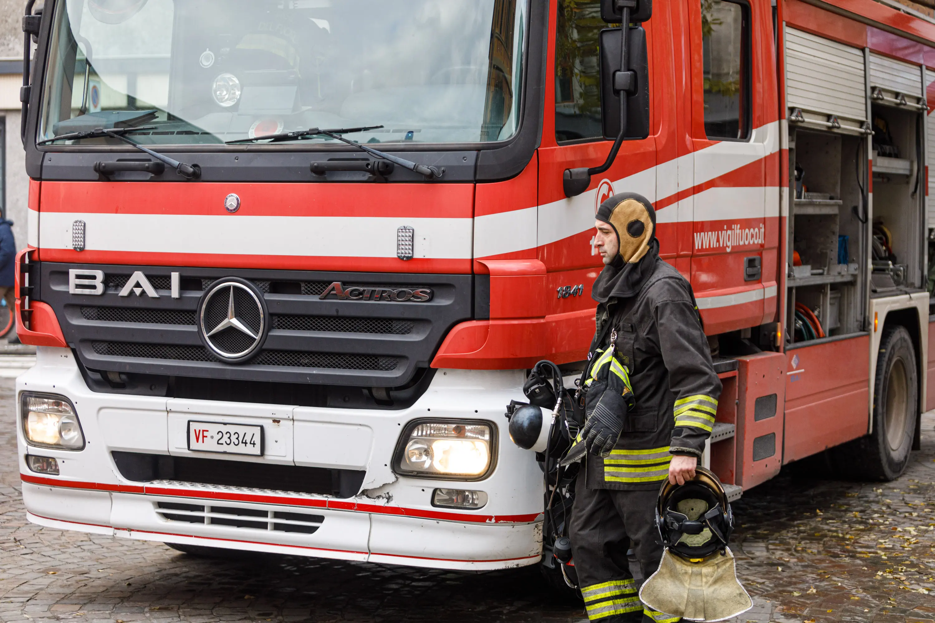 Incendio a Giugliano, donna in carrozzina intrappolata in casa: salvata dai carabinieri