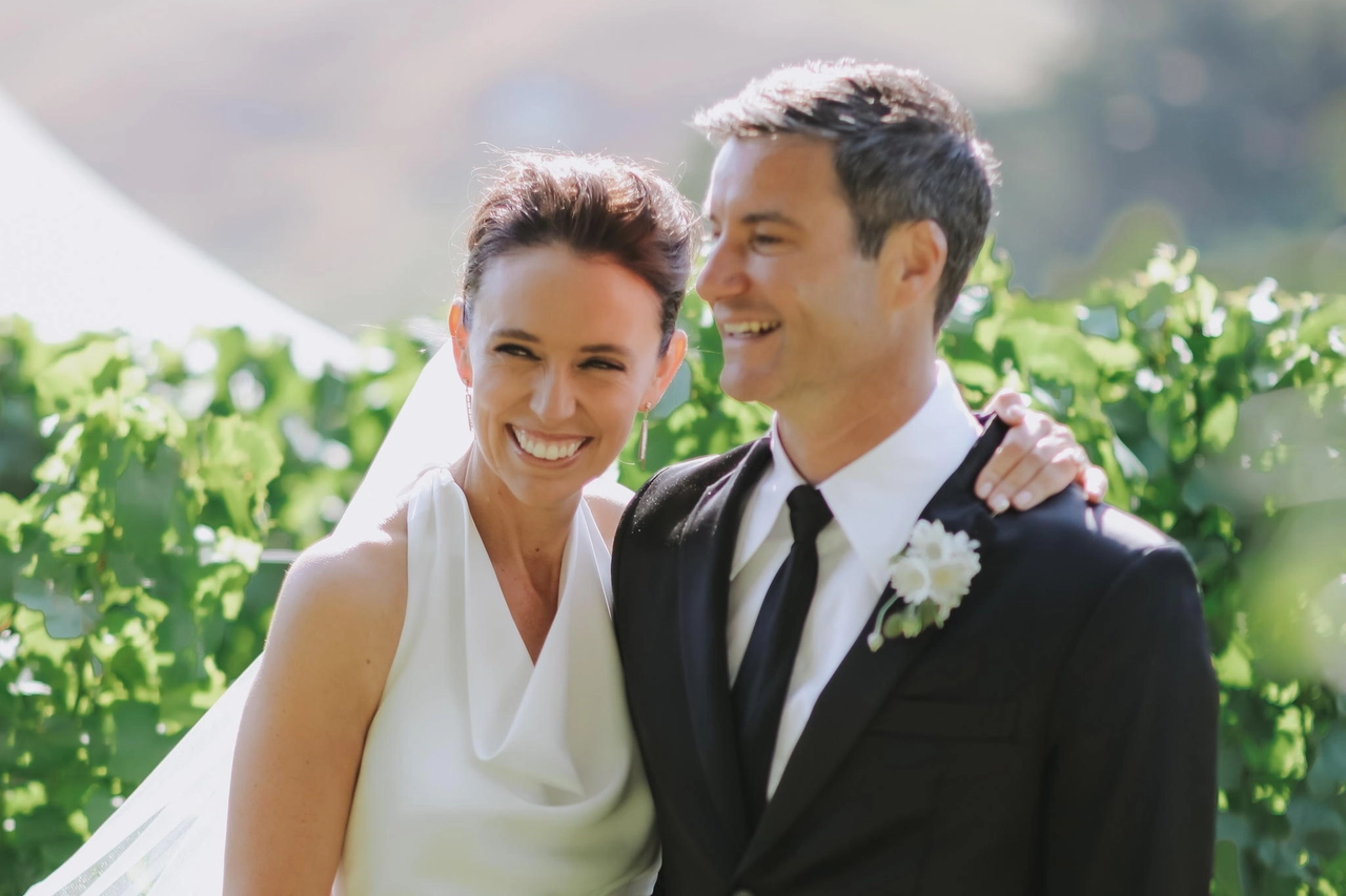 Jacinda Ardern, 43 anni, ha sposato il compagno 47enne Clarke Gayford