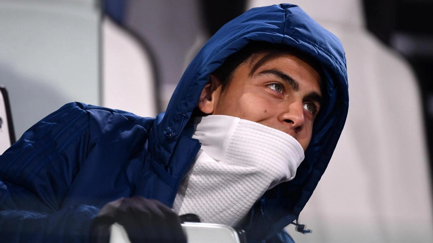 Paulo Dybala in panchina con la Roma