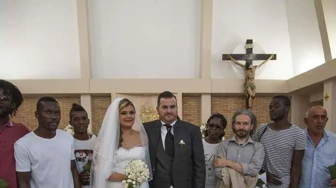 Sposi invitano migranti al matrimonio