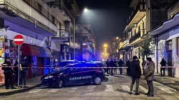 Tentato omicidio ad Afragola, feriti padre e figlio. Stop alla processione