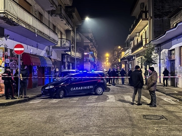 Tentato omicidio ad Afragola, feriti padre e figlio. Stop alla processione