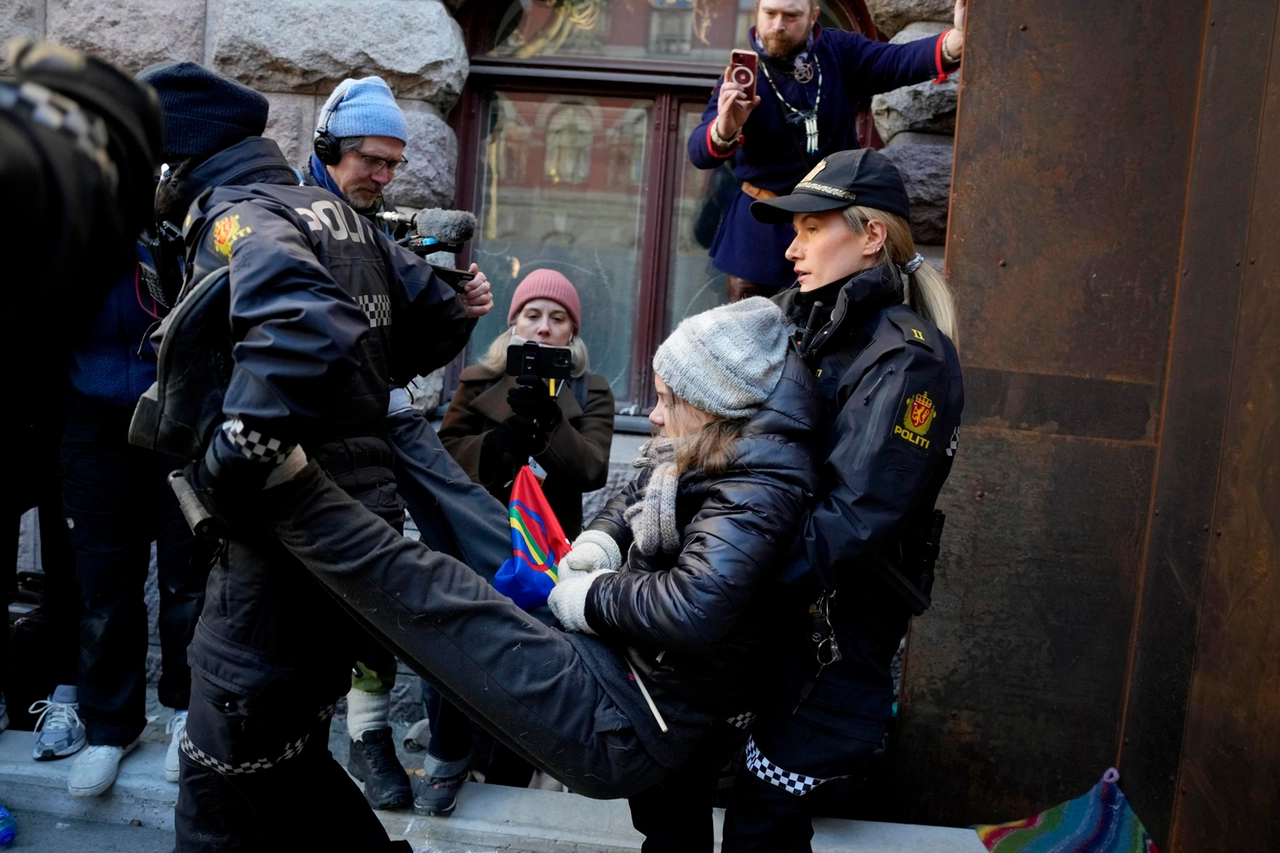 Greta Thunberg portata via dalla polizia (Epa/Ansa)