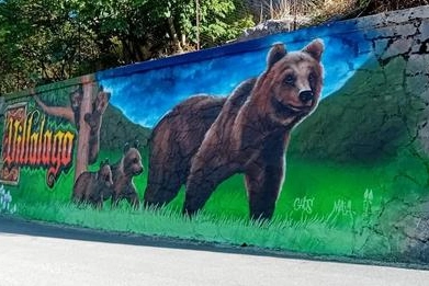 Orsa Amarena nel murale di Villalago (L'Aquila)