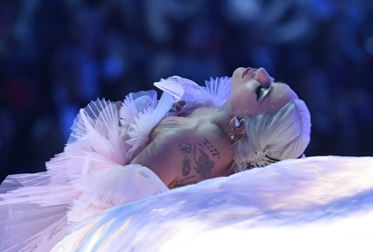 Lady Gaga, cancellati 10 concerti. "Soffro troppo"