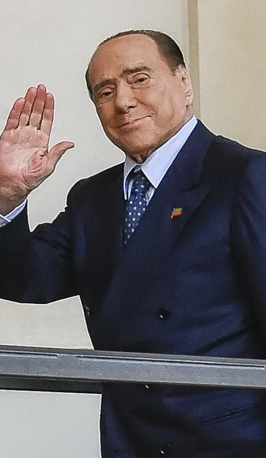 Berlusconi resta in ospedale