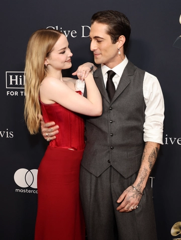 Damiano dei Maneskin e Dove Cameron, un amore da Grammy: quel bacio sul red carpet non lascia dubbi