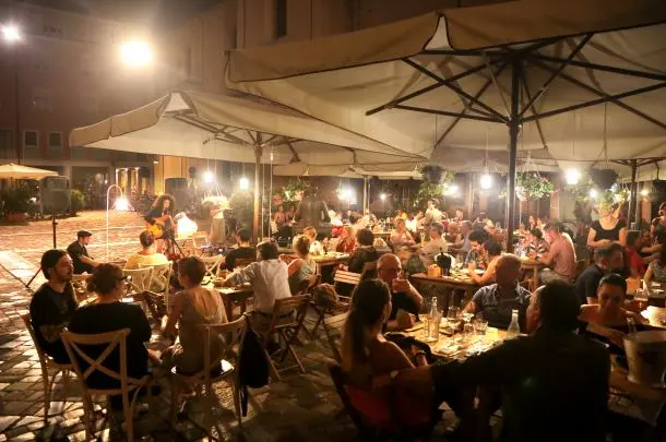 Spari nel centro di Napoli, clienti in fuga da un bar: il video choc