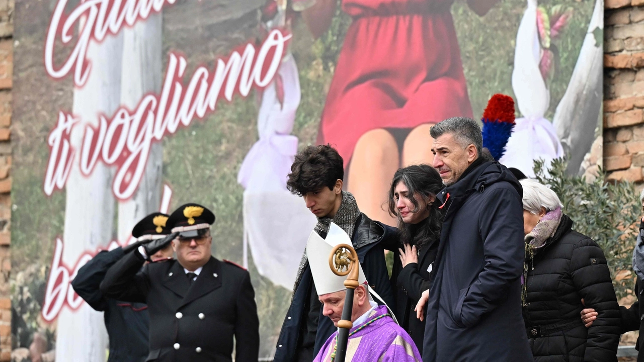 La famiglia di Giulia Cecchettin: papà Gino con i fratelli Elena e Davide