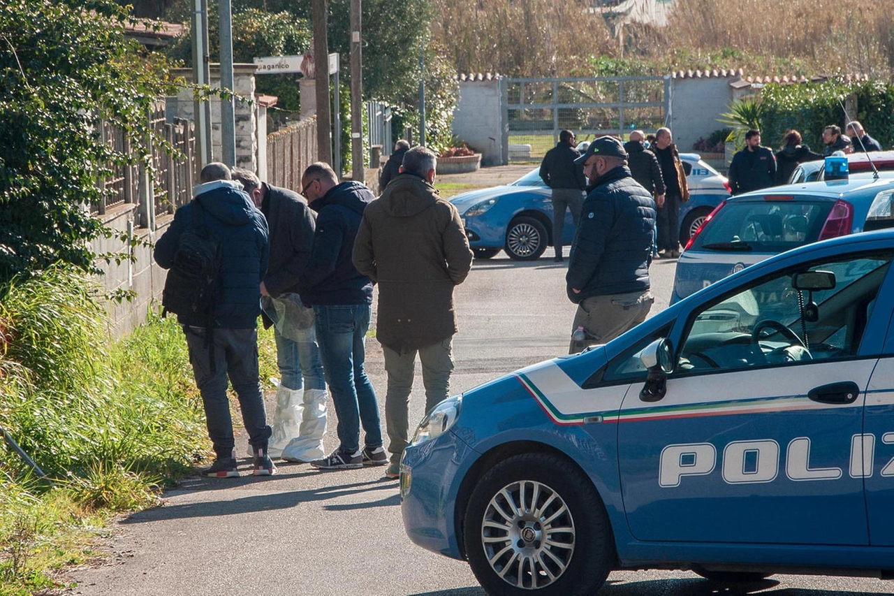 Inquirenti sul luogo della sparatoria a Nettuno