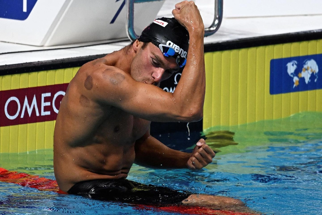 Gregorio Paltrinieri festeggia dopo la vittoria mondiale (Ansa)