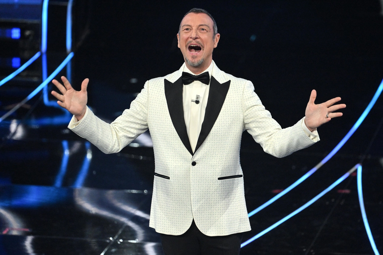 Amadeus sul palco dell'Ariston durante la prima serata di Sanremo 2024